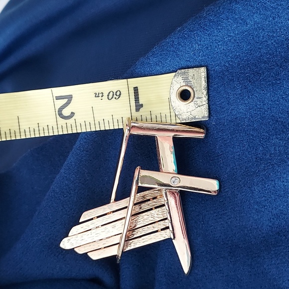 Liz Claiborne Adirondack Chair Brooch - Picture 2 of 3